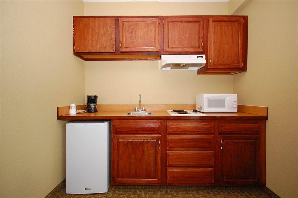 Best Western Airport Inn&Suites Cleveland Brook Park Exterior foto